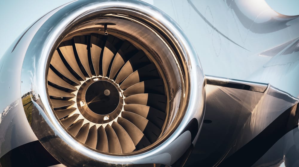Gros plan sur l’entrée d’air et la soufflante d’un moteur d’avion d’affaires